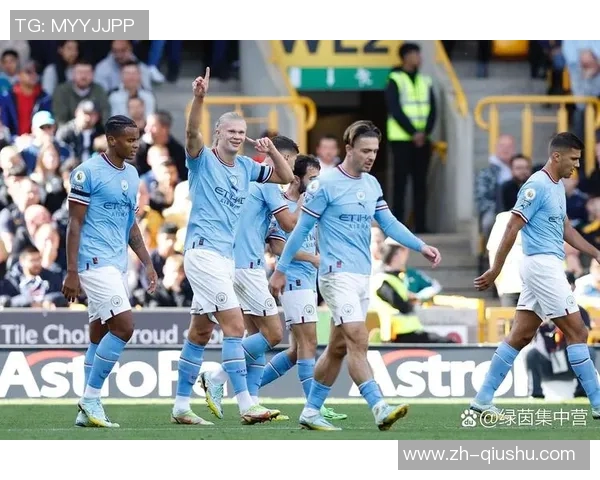 哈兰德晒曼城配色圣诞帽庆祝照为2025年胜利收官添彩